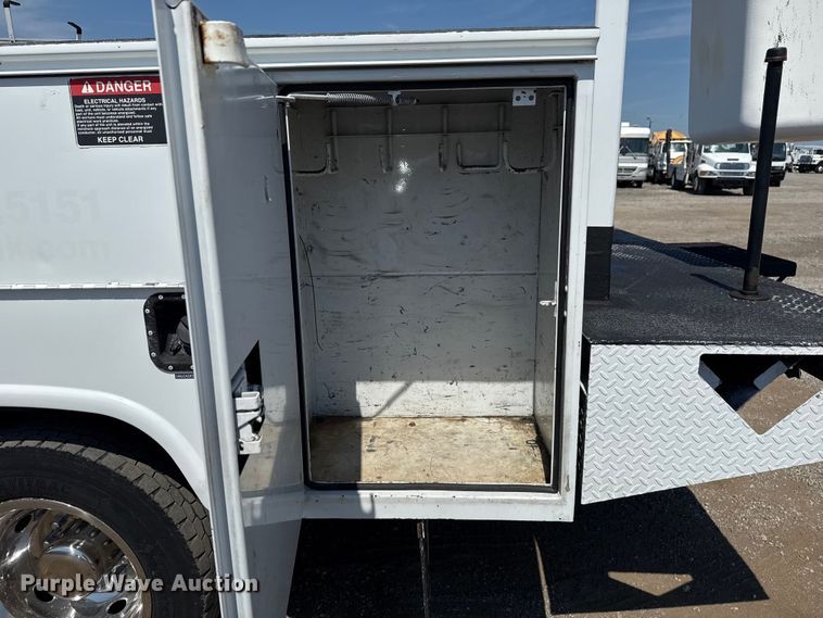 image for item NU9648 2017 Ford F450 Super Duty bucket truck