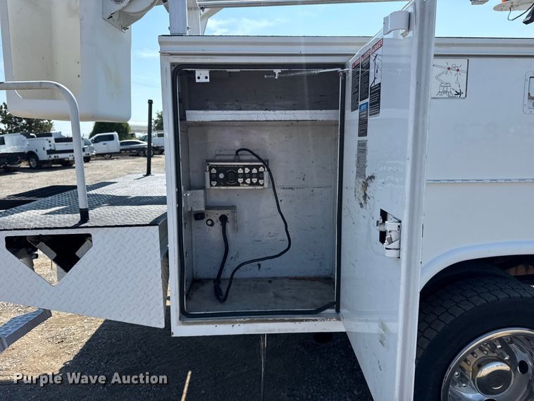 image for item NU9648 2017 Ford F450 Super Duty bucket truck