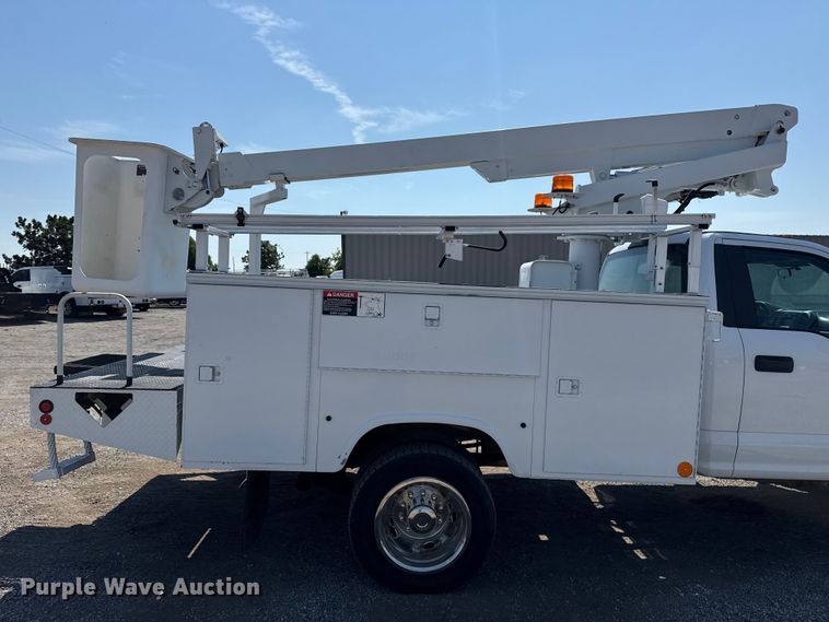 image for item NU9648 2017 Ford F450 Super Duty bucket truck