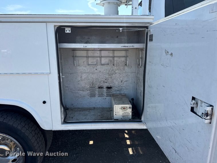 image for item NU9648 2017 Ford F450 Super Duty bucket truck