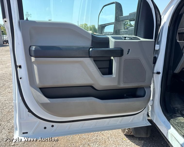 image for item NU9648 2017 Ford F450 Super Duty bucket truck