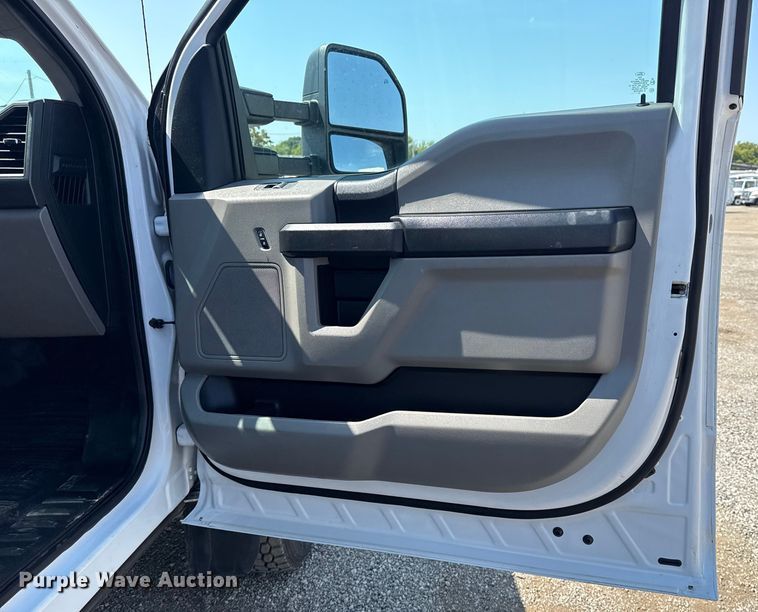 image for item NU9648 2017 Ford F450 Super Duty bucket truck