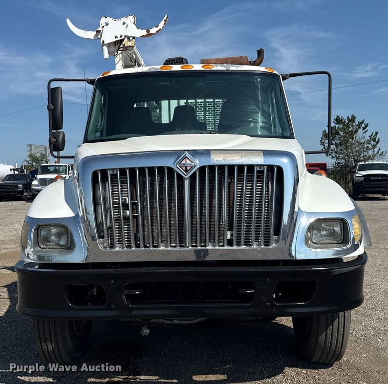 image for item NU9651 2005 International 7400 drilling rig truck