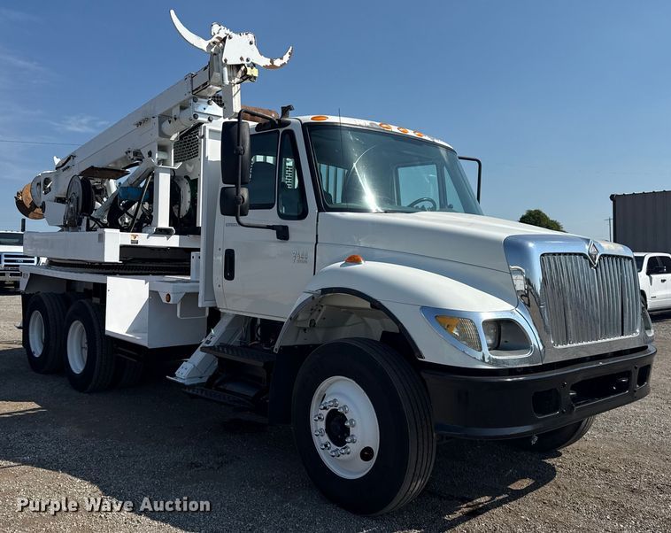 image for item NU9651 2005 International 7400 drilling rig truck
