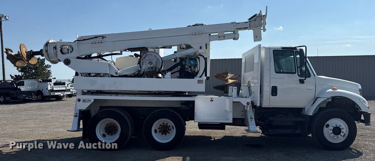 image for item NU9651 2005 International 7400 drilling rig truck