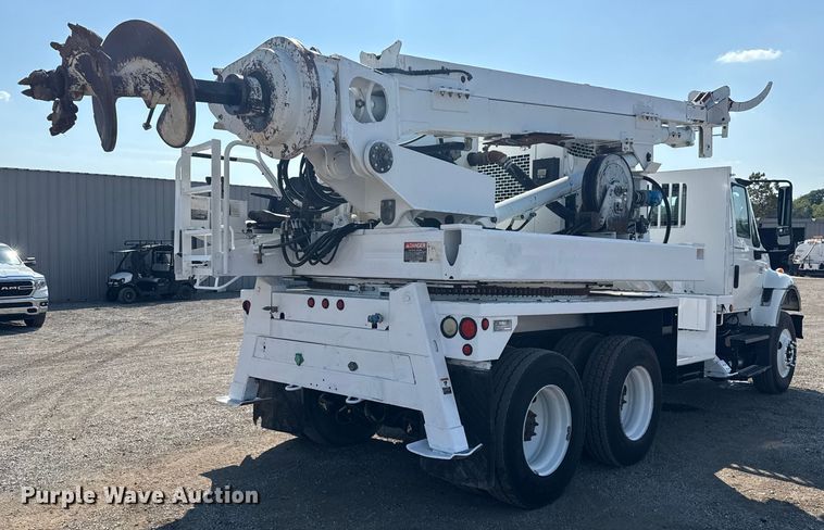 image for item NU9651 2005 International 7400 drilling rig truck