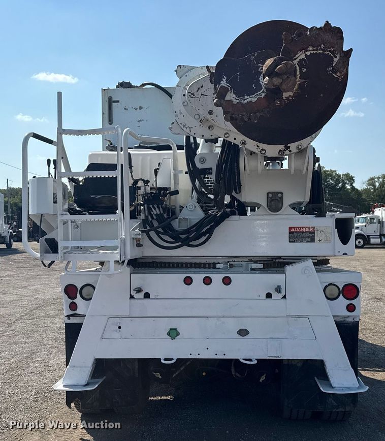 image for item NU9651 2005 International 7400 drilling rig truck