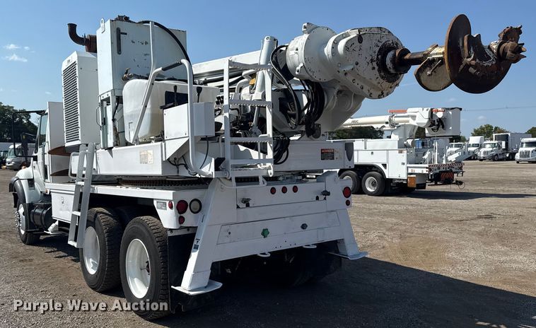 image for item NU9651 2005 International 7400 drilling rig truck