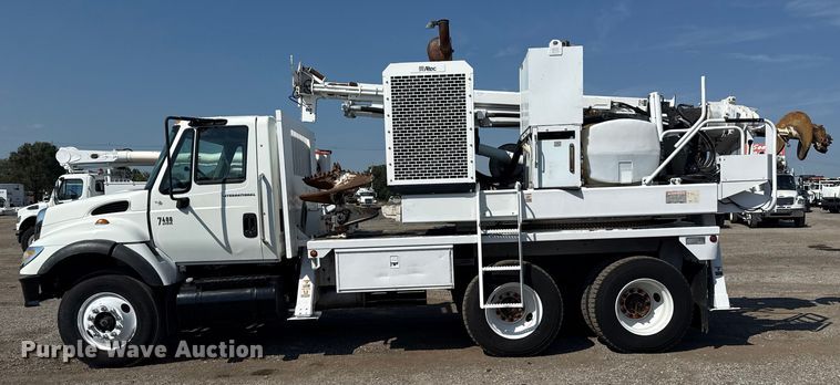 image for item NU9651 2005 International 7400 drilling rig truck