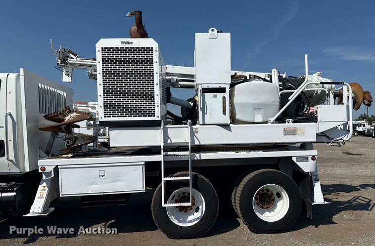 image for item NU9651 2005 International 7400 drilling rig truck