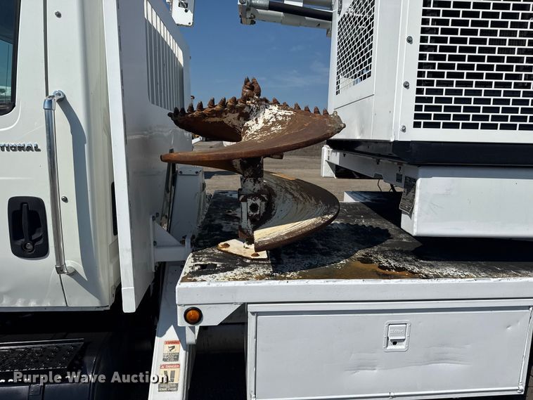 image for item NU9651 2005 International 7400 drilling rig truck