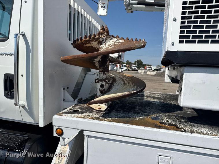 image for item NU9651 2005 International 7400 drilling rig truck