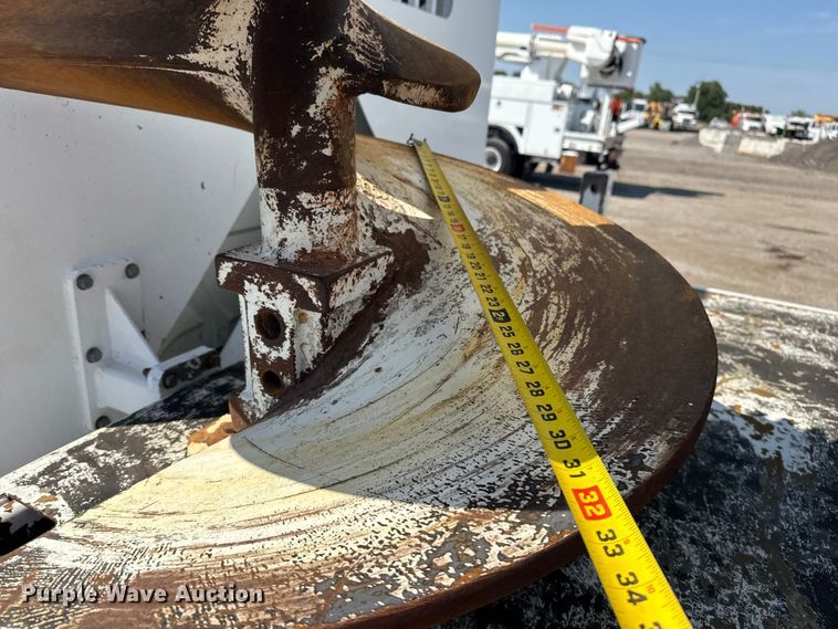 image for item NU9651 2005 International 7400 drilling rig truck