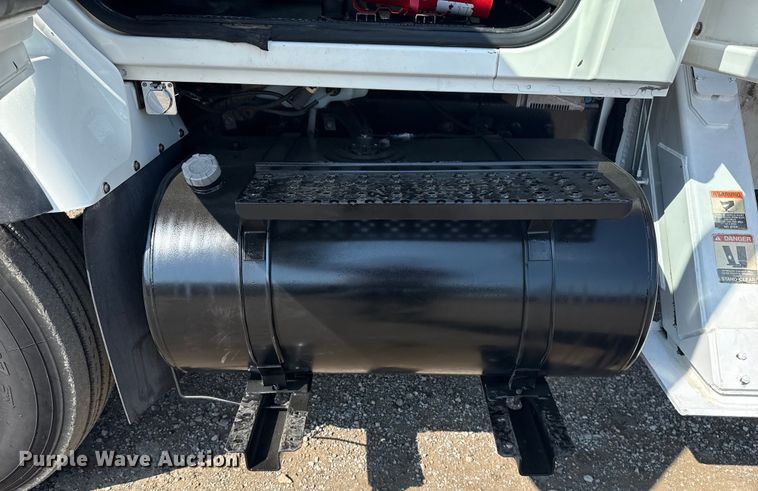 image for item NU9651 2005 International 7400 drilling rig truck