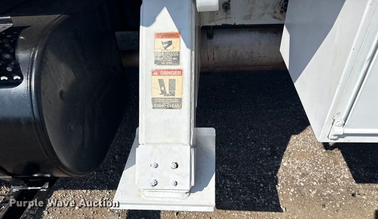 image for item NU9651 2005 International 7400 drilling rig truck