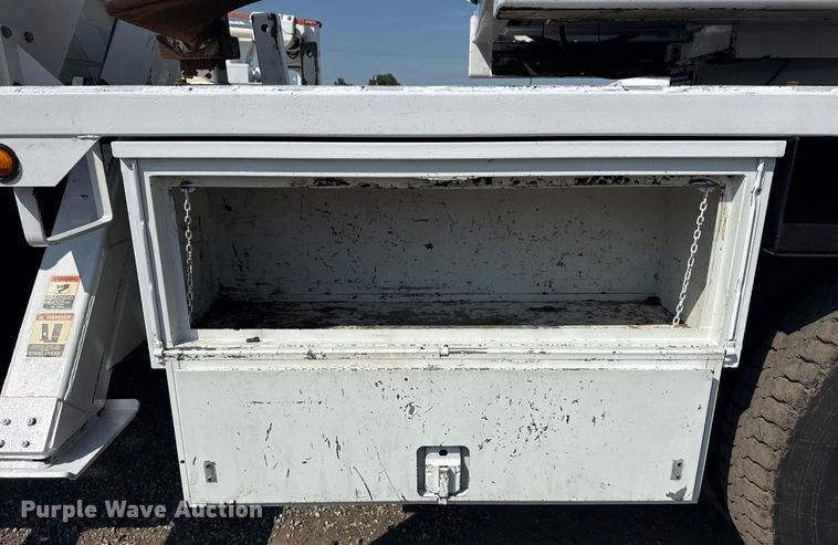 image for item NU9651 2005 International 7400 drilling rig truck