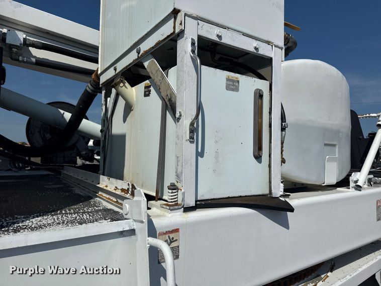 image for item NU9651 2005 International 7400 drilling rig truck