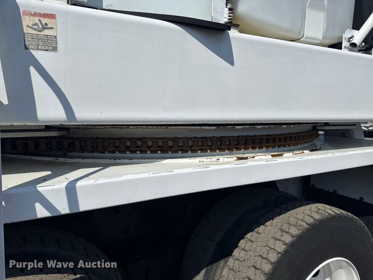 image for item NU9651 2005 International 7400 drilling rig truck