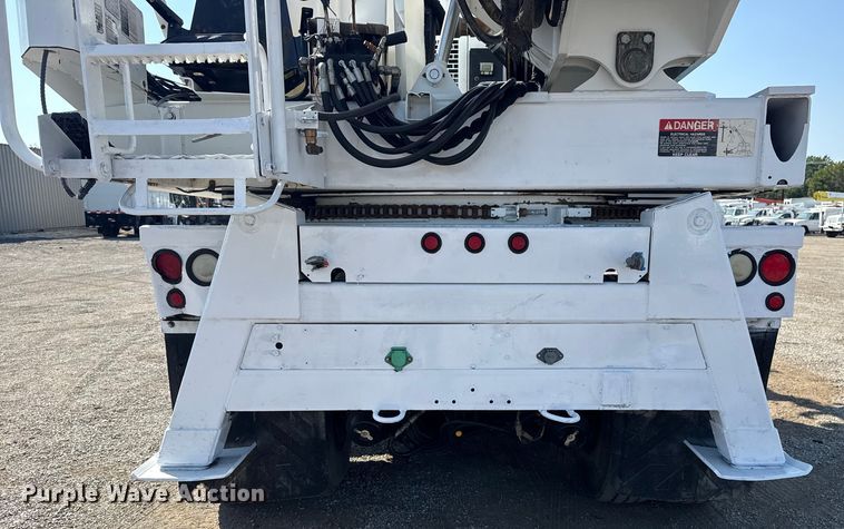 image for item NU9651 2005 International 7400 drilling rig truck