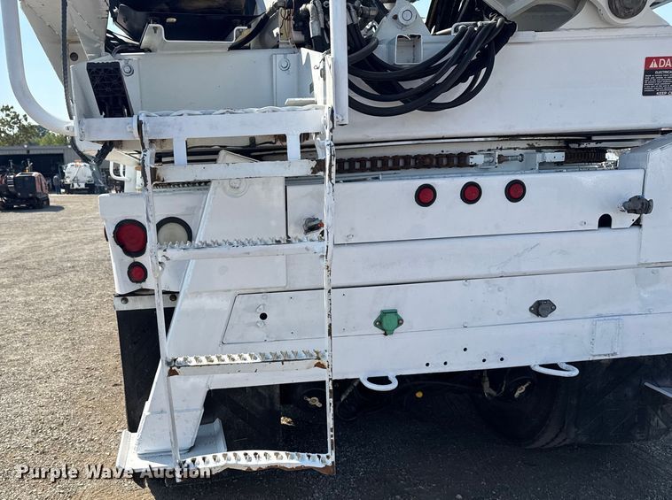 image for item NU9651 2005 International 7400 drilling rig truck