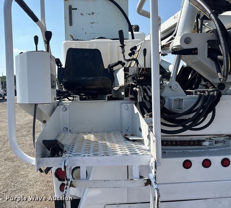 image for item NU9651 2005 International 7400 drilling rig truck