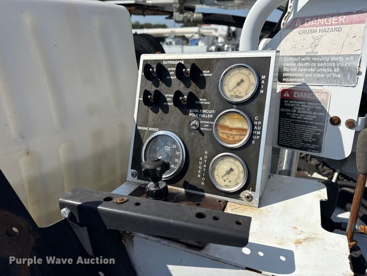 image for item NU9651 2005 International 7400 drilling rig truck