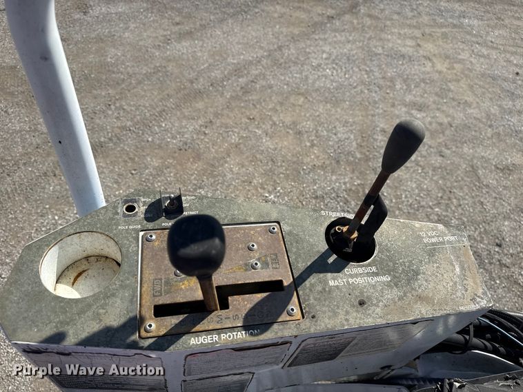 image for item NU9651 2005 International 7400 drilling rig truck