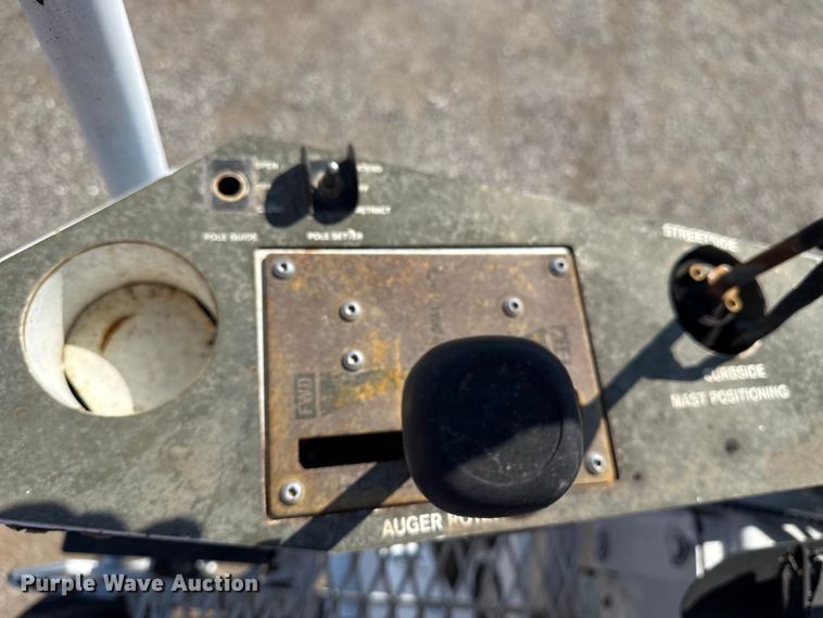 image for item NU9651 2005 International 7400 drilling rig truck