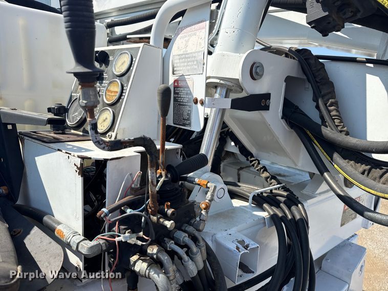 image for item NU9651 2005 International 7400 drilling rig truck