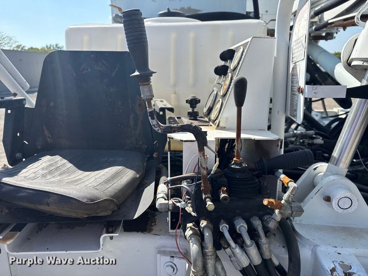 image for item NU9651 2005 International 7400 drilling rig truck