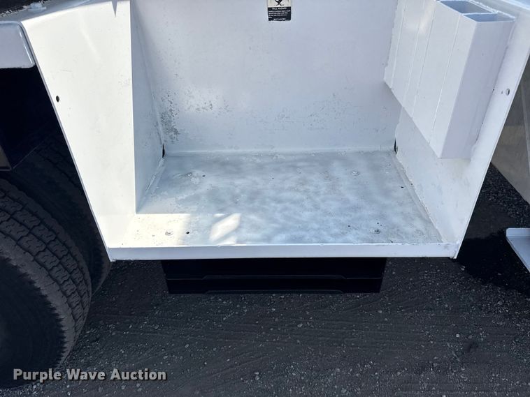 image for item NU9651 2005 International 7400 drilling rig truck