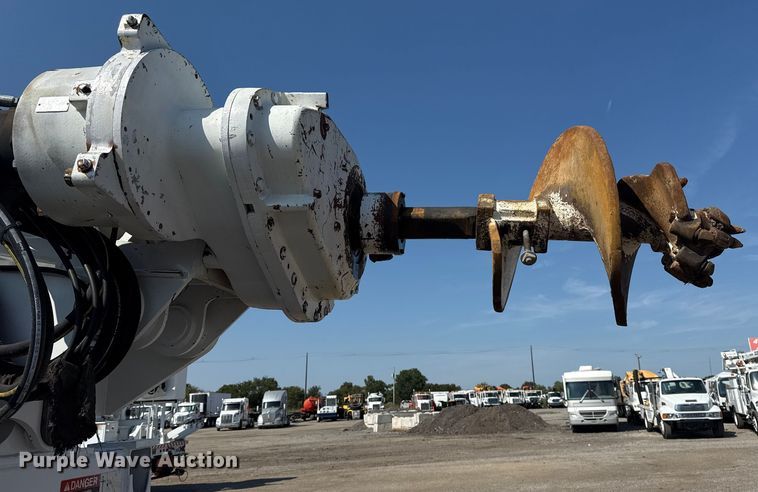 image for item NU9651 2005 International 7400 drilling rig truck