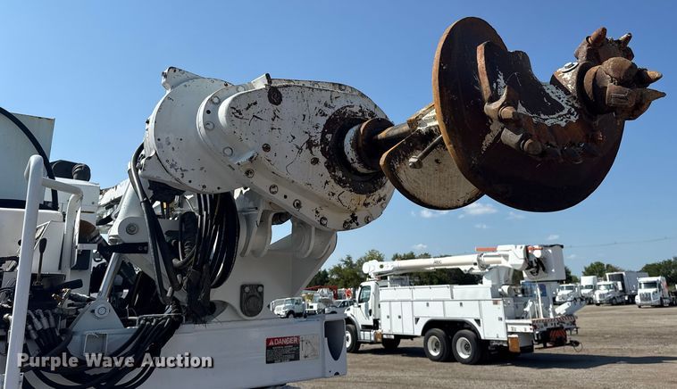 image for item NU9651 2005 International 7400 drilling rig truck