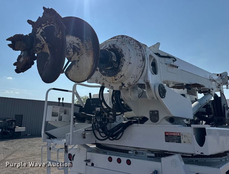 image for item NU9651 2005 International 7400 drilling rig truck