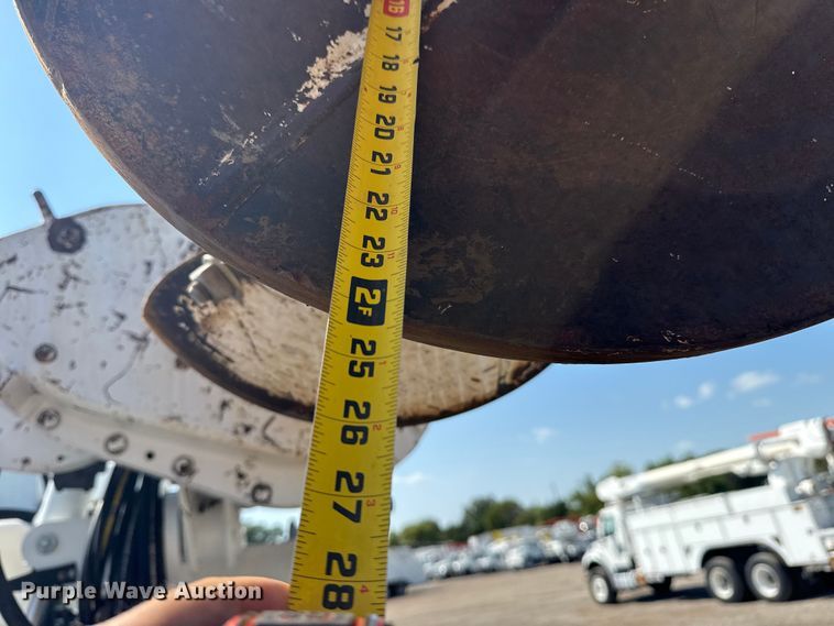 image for item NU9651 2005 International 7400 drilling rig truck