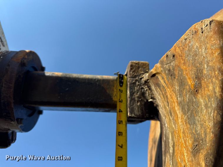 image for item NU9651 2005 International 7400 drilling rig truck