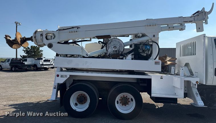 image for item NU9651 2005 International 7400 drilling rig truck