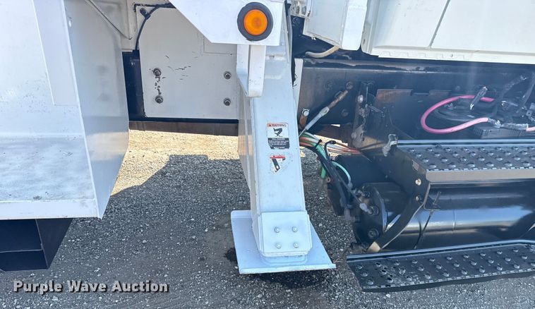 image for item NU9651 2005 International 7400 drilling rig truck