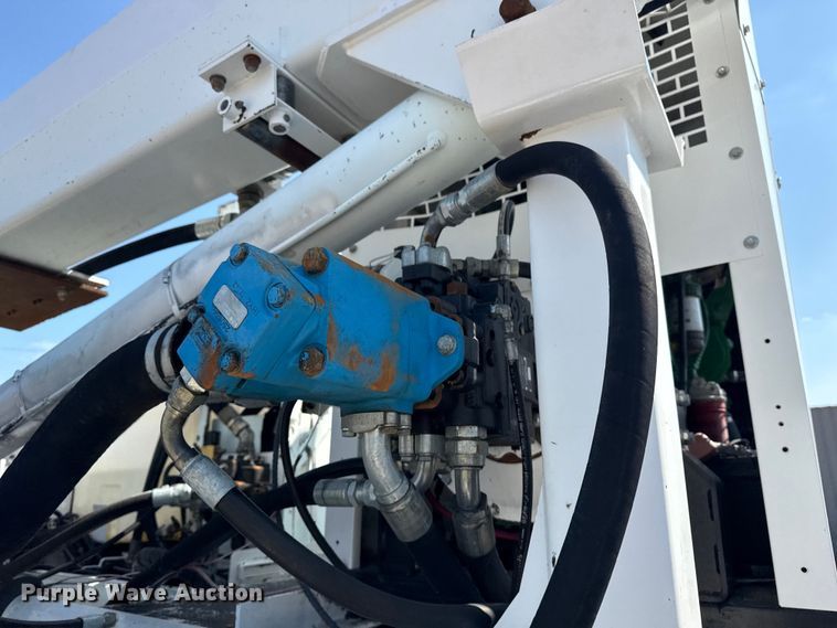 image for item NU9651 2005 International 7400 drilling rig truck