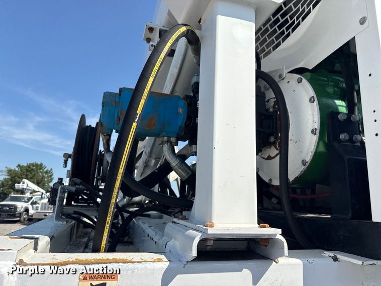 image for item NU9651 2005 International 7400 drilling rig truck