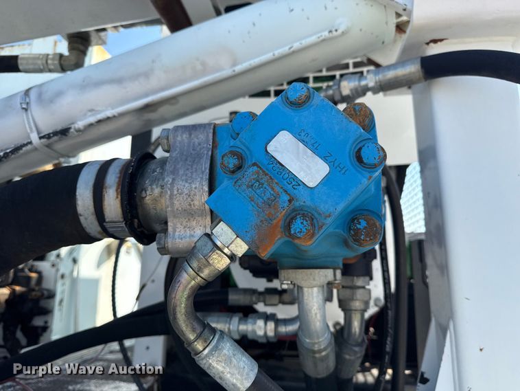 image for item NU9651 2005 International 7400 drilling rig truck