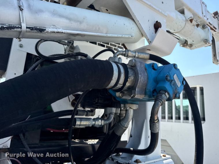 image for item NU9651 2005 International 7400 drilling rig truck