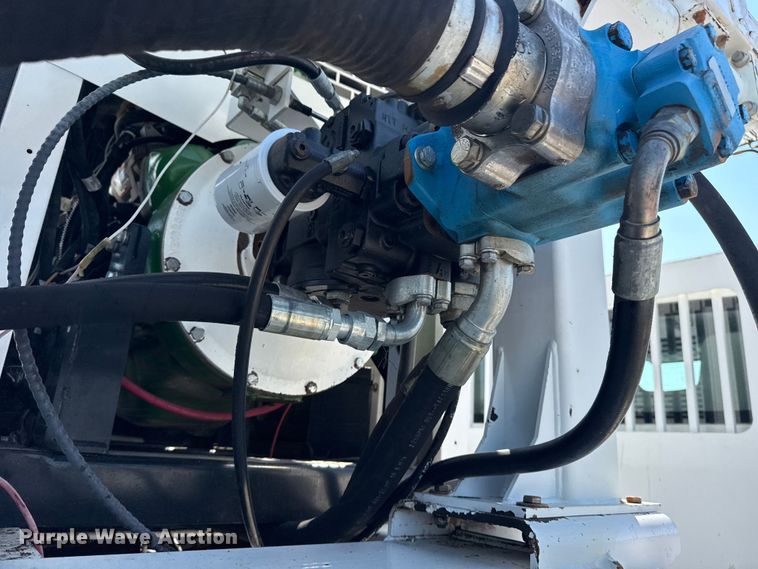 image for item NU9651 2005 International 7400 drilling rig truck