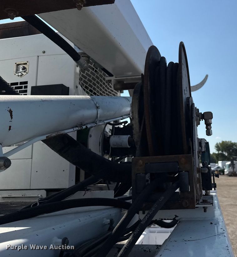 image for item NU9651 2005 International 7400 drilling rig truck