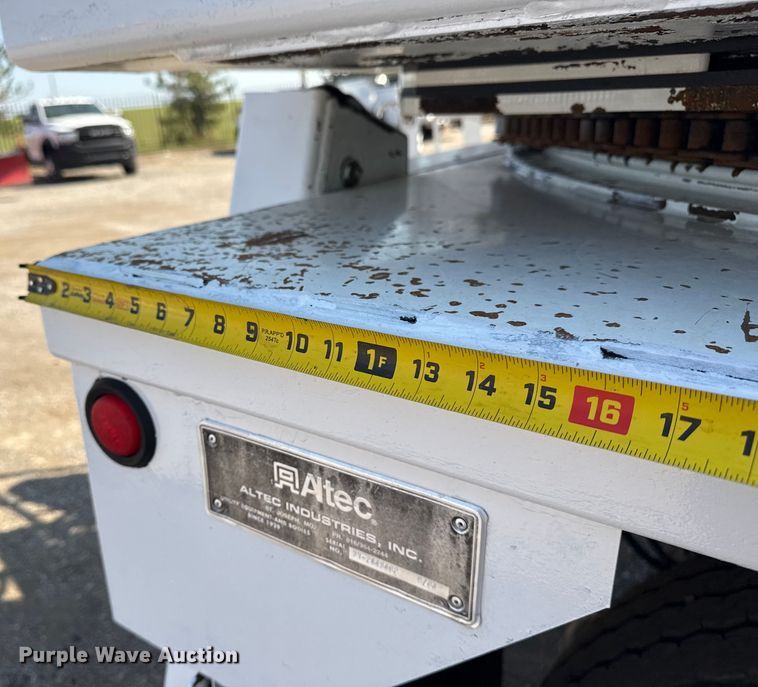 image for item NU9651 2005 International 7400 drilling rig truck