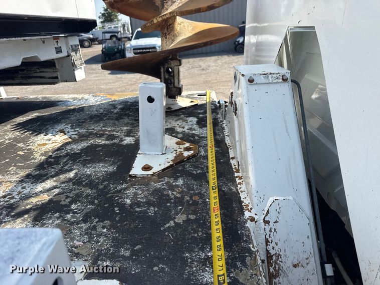 image for item NU9651 2005 International 7400 drilling rig truck