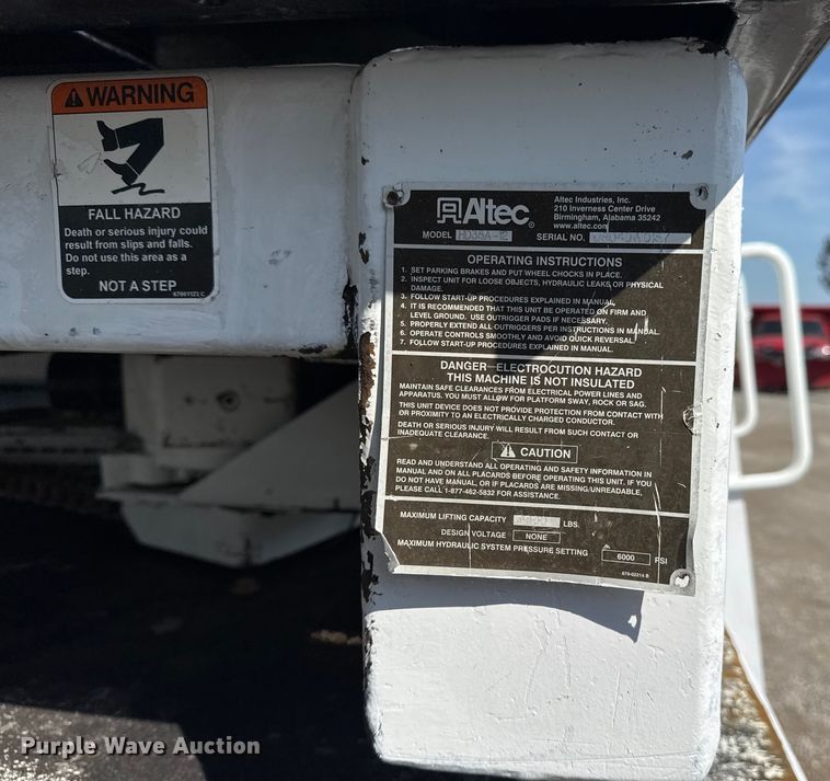 image for item NU9651 2005 International 7400 drilling rig truck