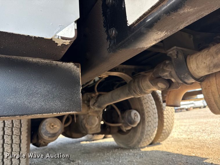 image for item NU9651 2005 International 7400 drilling rig truck