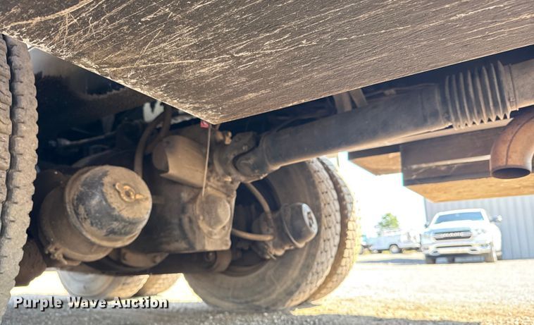 image for item NU9651 2005 International 7400 drilling rig truck