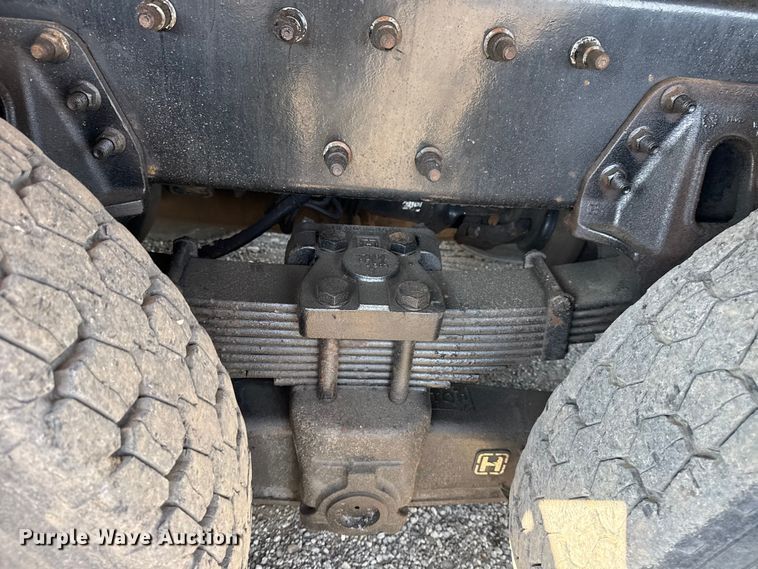 image for item NU9651 2005 International 7400 drilling rig truck